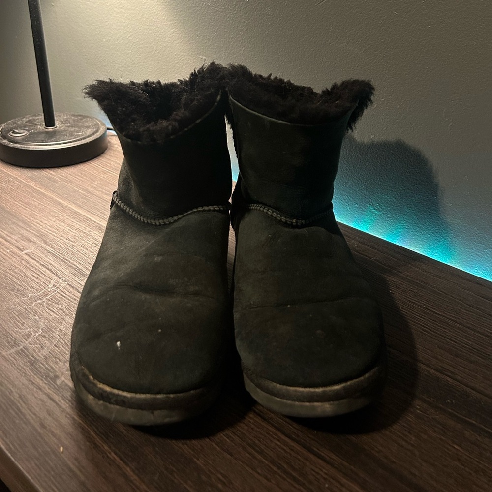 size 9 Woman’s bailey Bow UGG